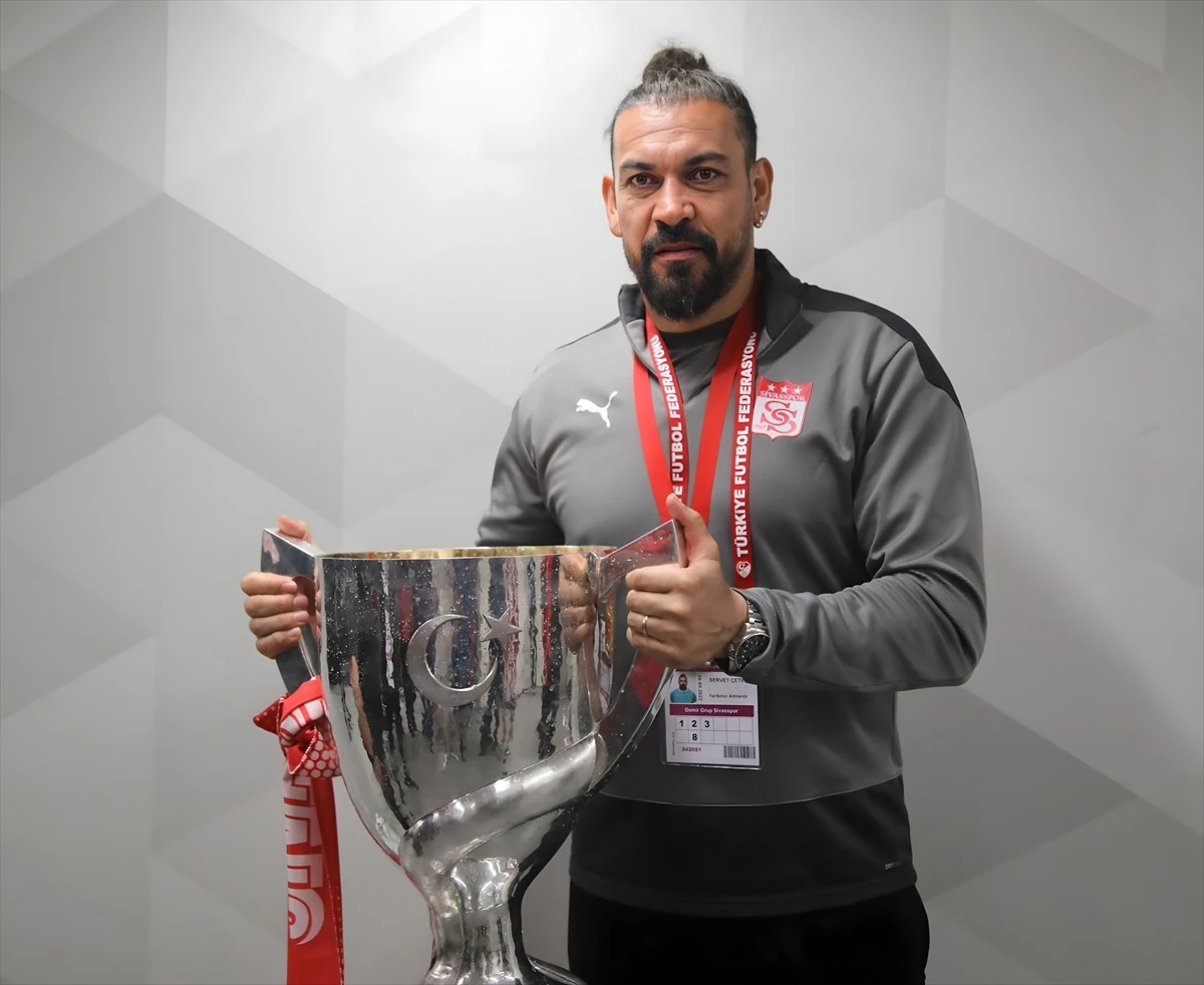 Demir Grup Sivasspor\'un yeni teknik direktörü Servet Çetin