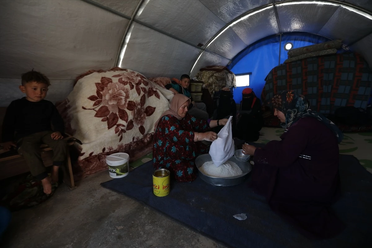 Suriyeli kadınlar, çocukları sevindirmek için Kurban Bayramı\'nda mamul kurabiyesi yapıyor