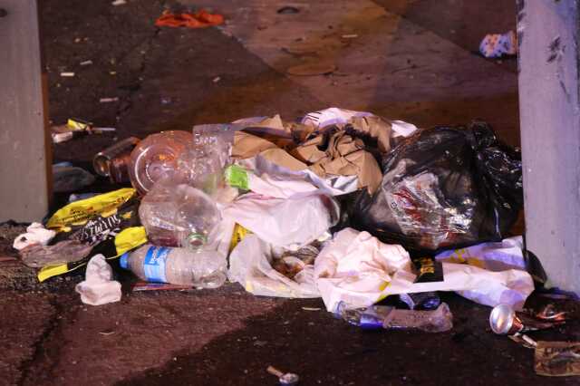 Tatilcilerin yoğunluğu azaldı, çöpleri yollarda kaldı Tatilcilerin yoğunluğu azaldı, çöpleri yollarda kaldı