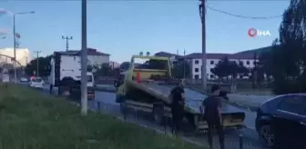 Erzurum'da Tır, Otomobili Refüje Sürükledi