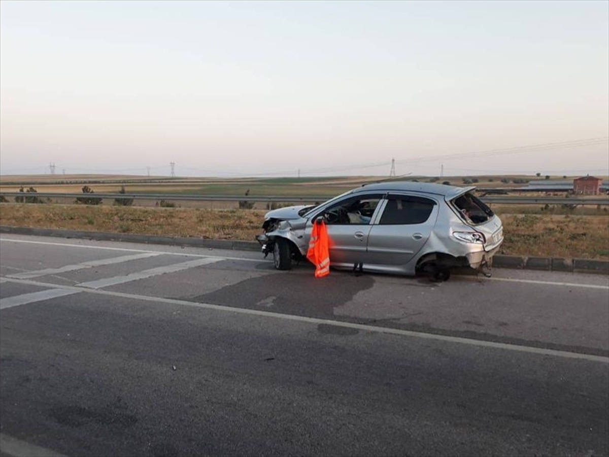 Emirdağ\'da Bariyerlere Çarpan Otomobilde 5 Kişi Yaralandı