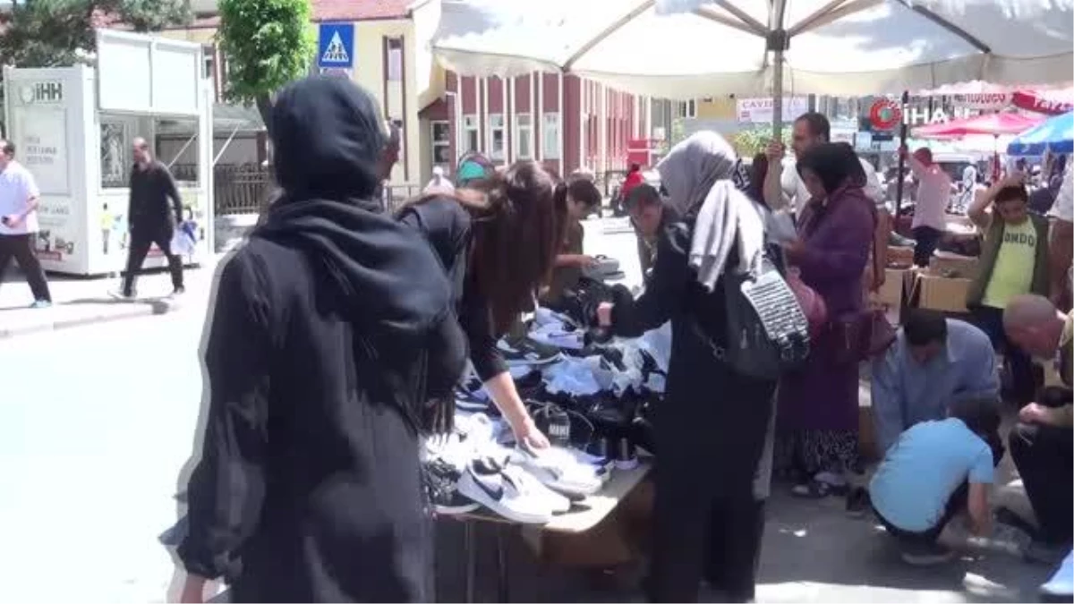 Afyonkarahisar'da Semt Pazarlarında Arife Günü Yoğunluğu