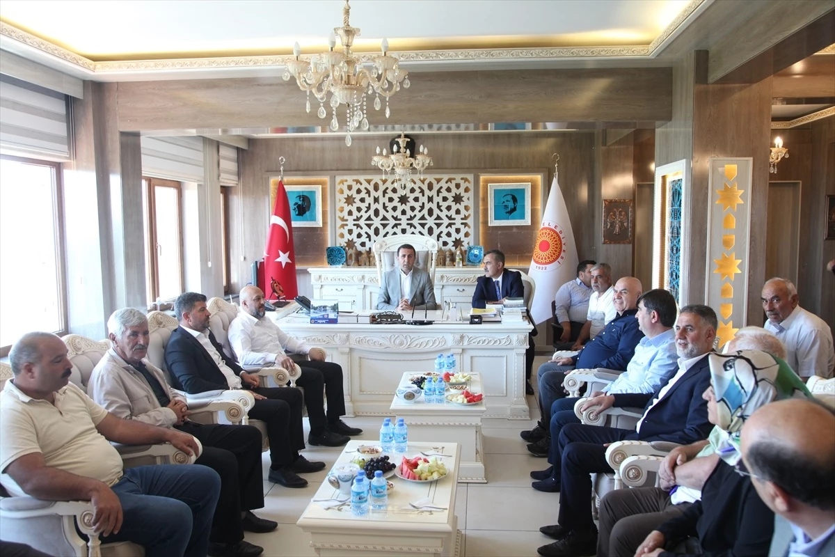 AK Parti Bitlis Milletvekili Turan Bedirhanoğlu Ahlat\'ta ziyaretlerde bulundu