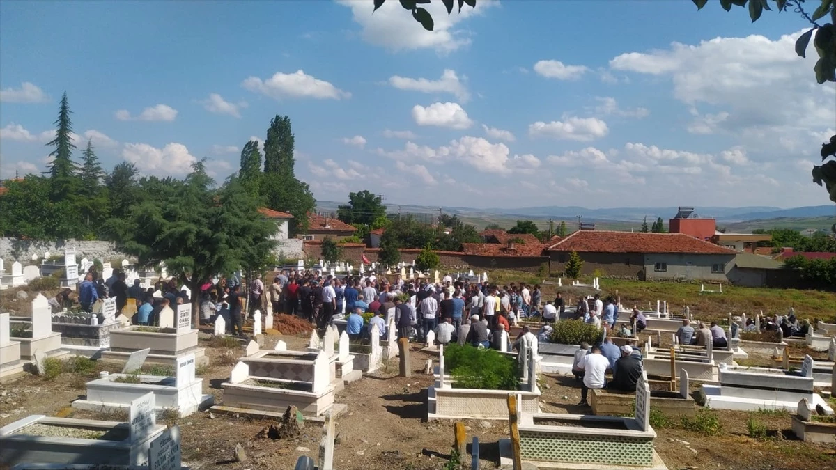 Sincan\'da oğlu tarafından öldürülen kadının cenazesi memleketi Sungurlu\'da defnedildi