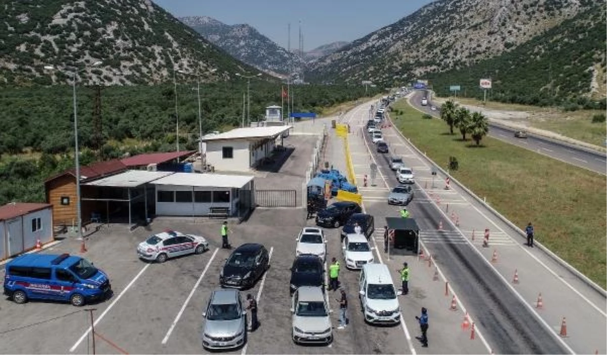 Antalya\'da Kurban Bayramı tatilcileri için araç kuyrukları oluştu