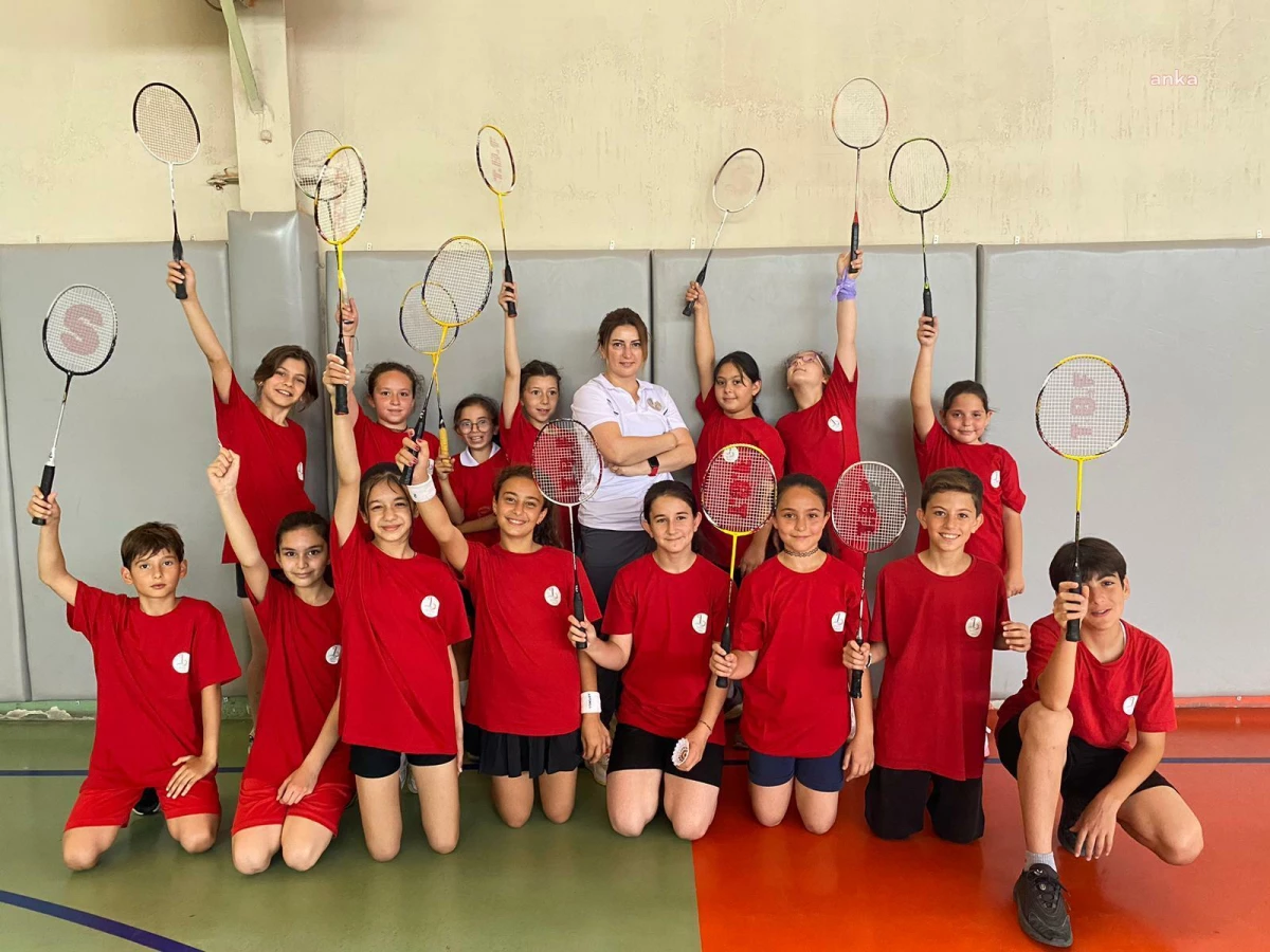 Bayraklı Belediyesi Sporcuları İzmir İl Badminton Şampiyonası\'nda 3 Madalya Kazandı