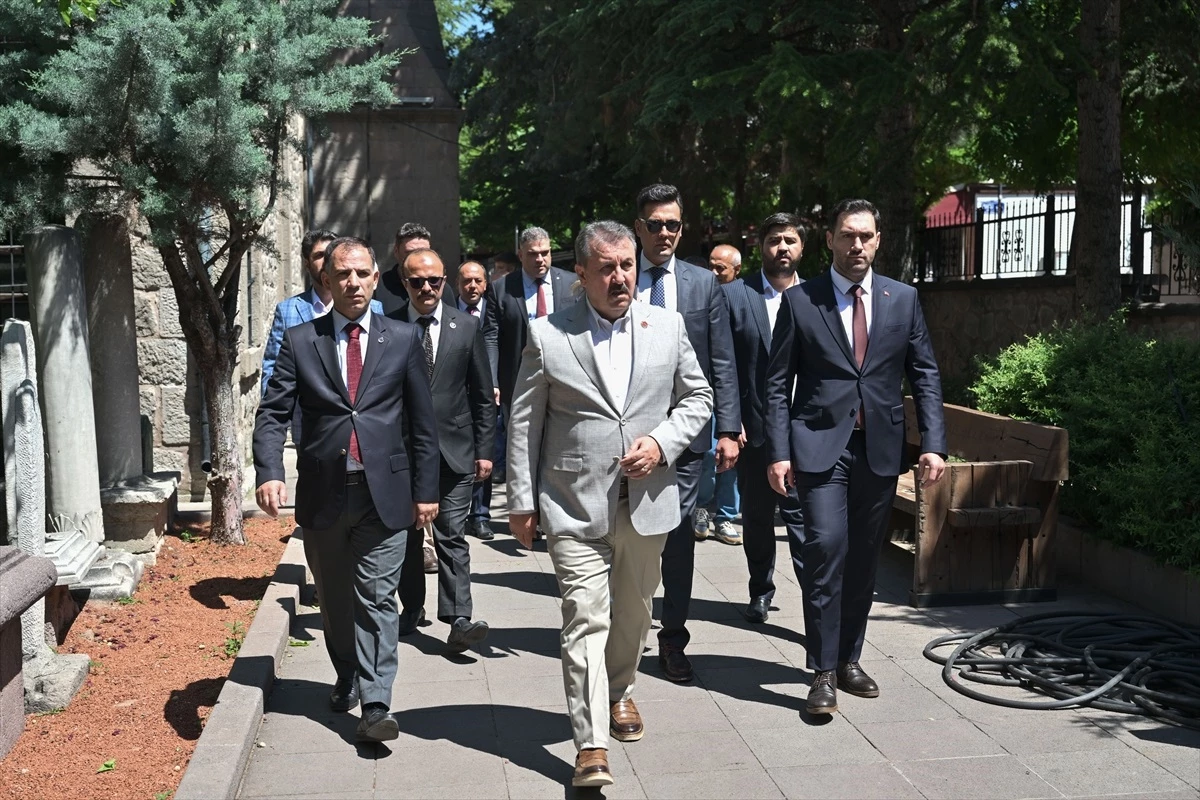 BBP Genel Başkanı Mustafa Destici, Muhsin Yazıcıoğlu\'nun kabrini ziyaret etti
