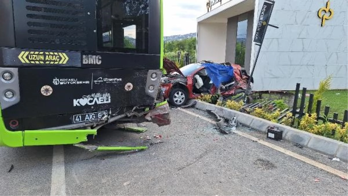 İzmit\'te Otomobil Halk Otobüsüne Çarptı: 3 Ölü, 3 Yaralı