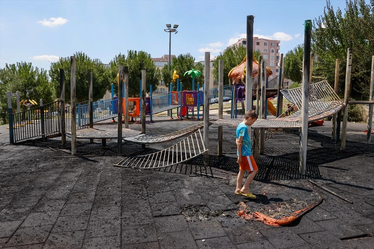 İzmir Buca\'daki çocuk parkında yangın çıktı