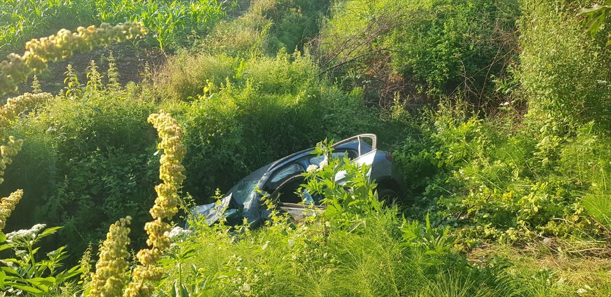 Bursa\'da Otomobil Şarampole Devrildi: 1 Ölü, 2 Yaralı