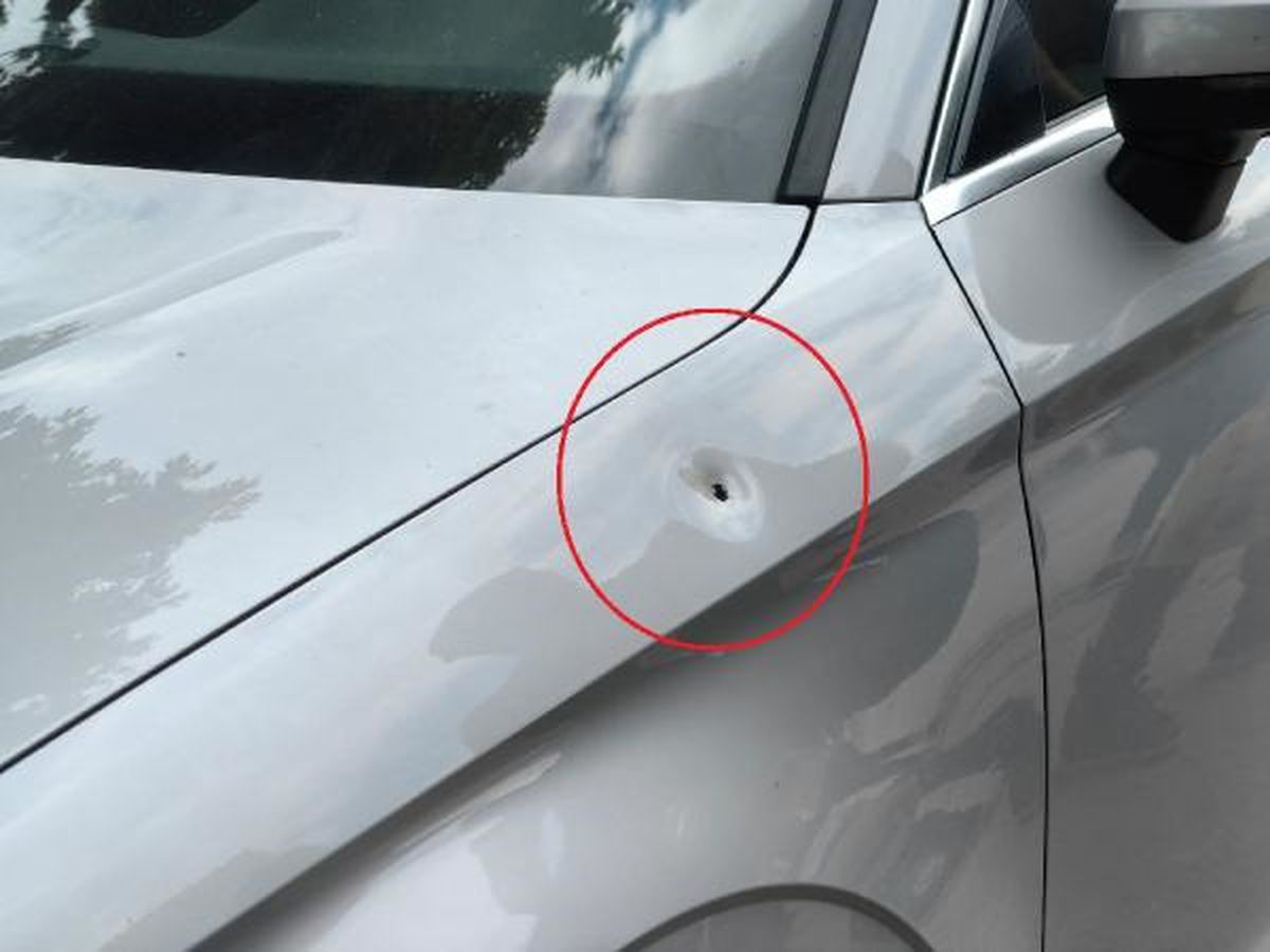 İnegöl\'de seyir halindeki otomobile yorgun mermi isabet etti
