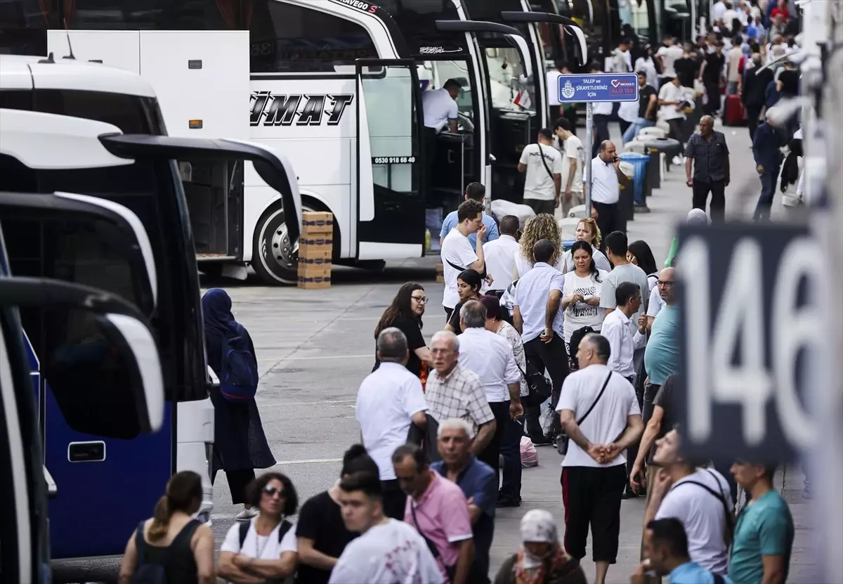 İstanbul Otogarı\'ndaki Bayram Trafiği Azalmaya Başladı