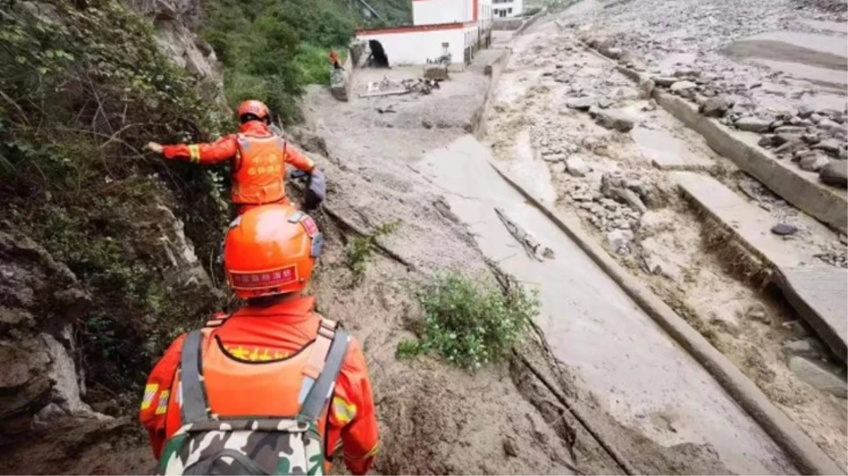 Çin\'de birden bastıran şiddetli yağış sonrası heyelan meydana geldi: 7 kişiden haber alınamıyor