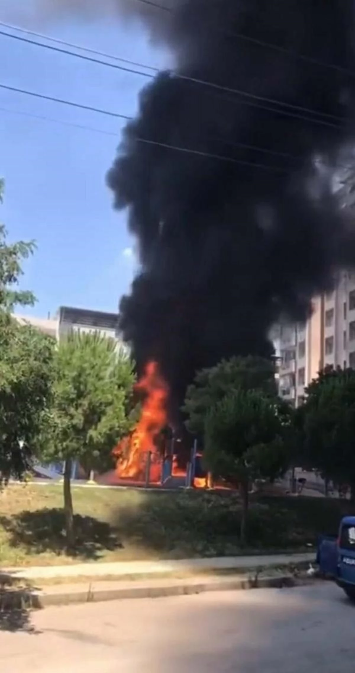 İzmir\'deki çocuk parkında yangın: Oyun grubu kullanılamaz hale geldi