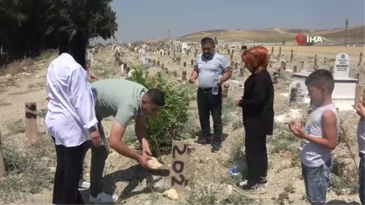 Deprem Mezarlığında Hüzünlü Arife