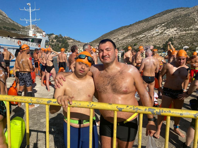 Down sendromlu sporcu Gökhan Kotan'dan dünyada bir ilk! 7 kilometreyi yüzerek geçti