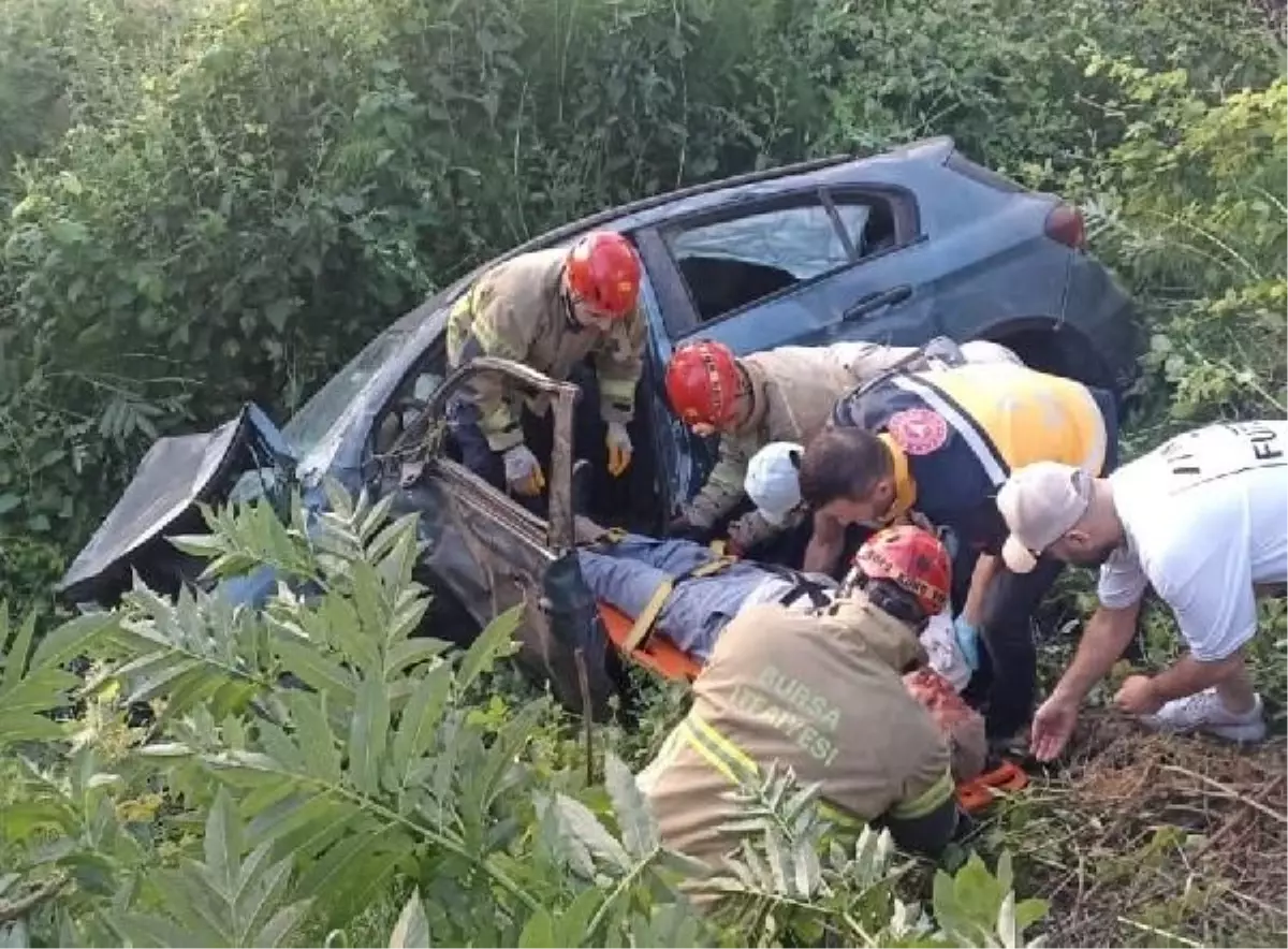 Bursa\'da düğünden dönen ailenin otomobili dere yatağına uçtu: 1 ölü, 2 yaralı