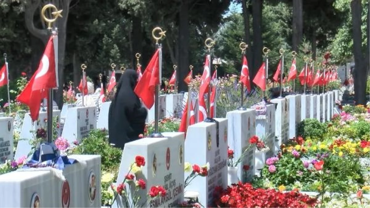 Edirnekapı Şehitliği Kurban Bayramı Arifesinde Ziyaretçi Akınına Uğradı