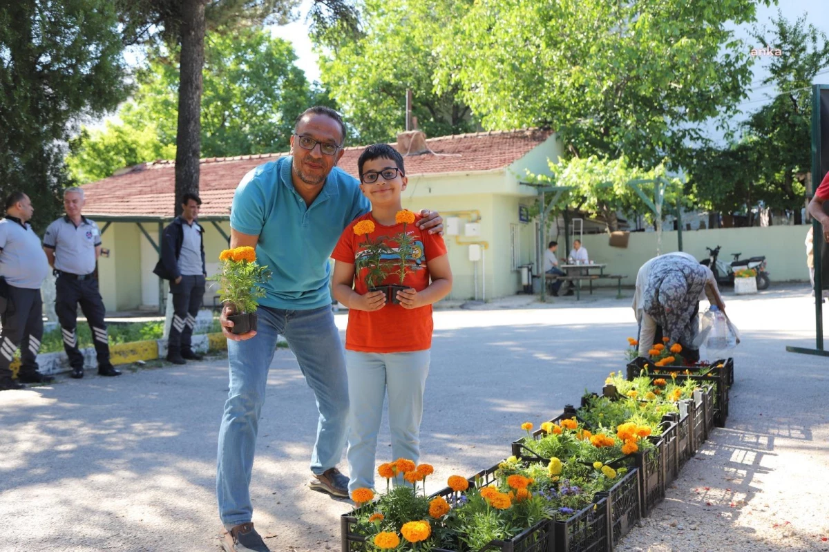 EBB, Mezarlıklara Ziyarete Gidenlere On Binlerce Çiçek Dağıttı