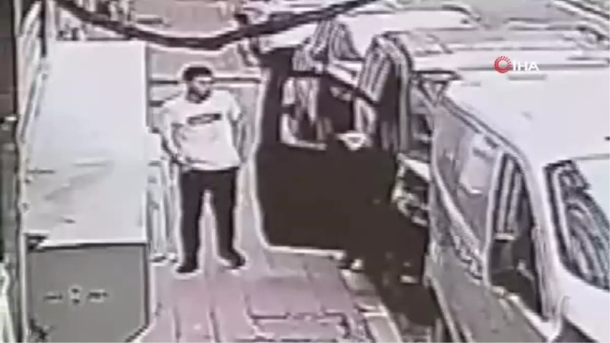 Fatih'te Lüks Aracın İçinden Televizyon ve 20 Bin Lira Değerinde Döviz Çalındı