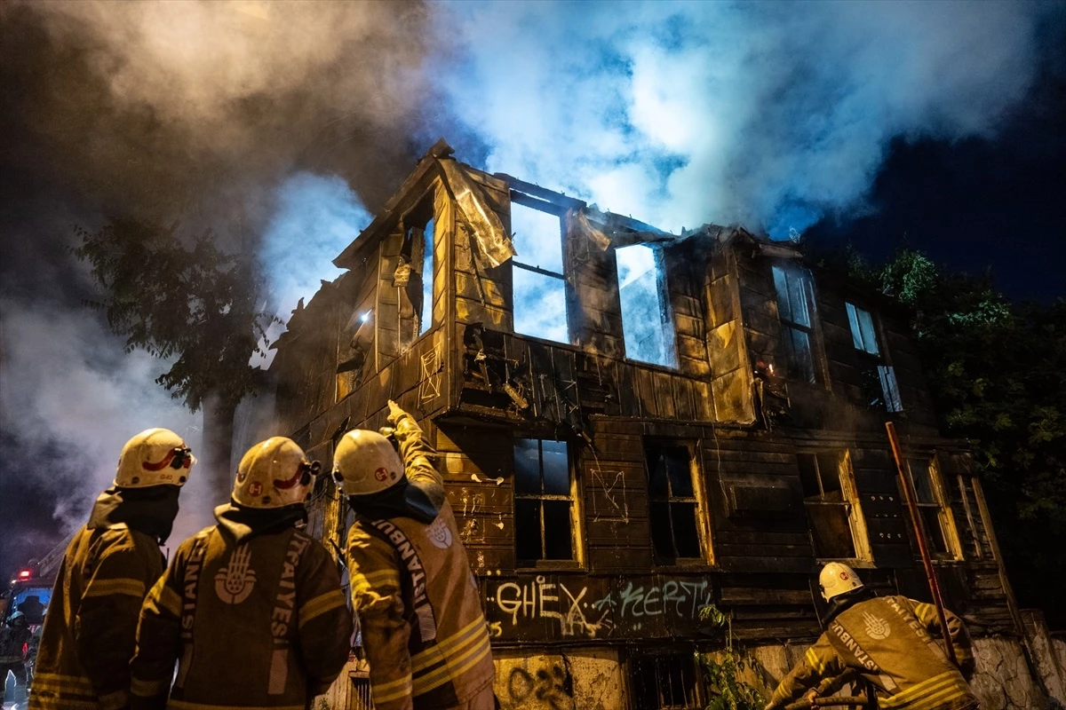 Fatih\'te 2 Katlı Ahşap Metruk Binada Yangın Çıktı