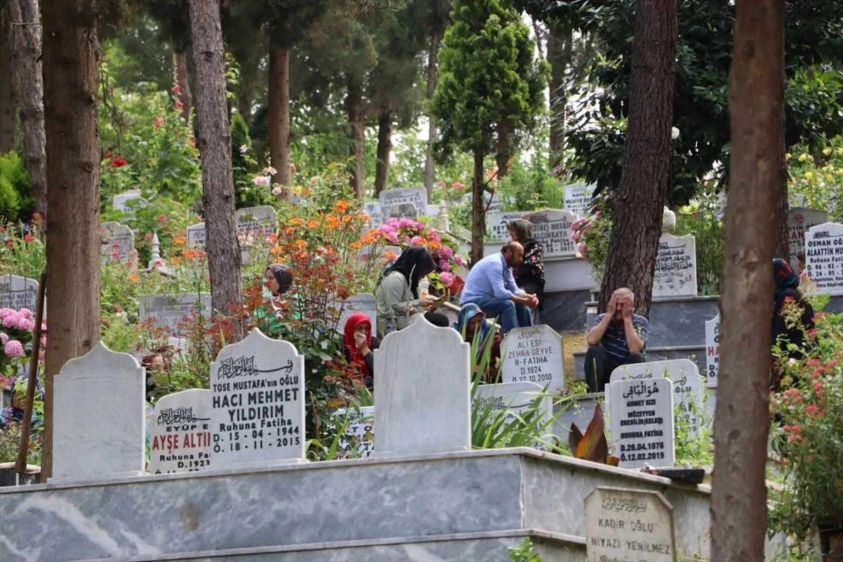 Ferizli\'de bayram arifesinde ilçe mezarlığında program yapıldı