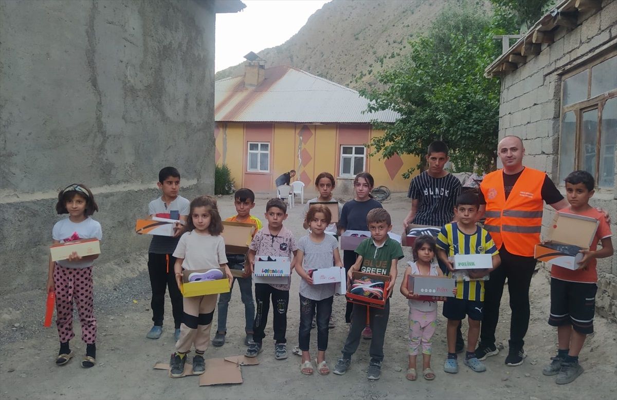 Hakkari Gençlik ve Engelliler Derneği, 300 Yetim ve Engelli Çocuğa Spor Ayakkabı Hediye Etti