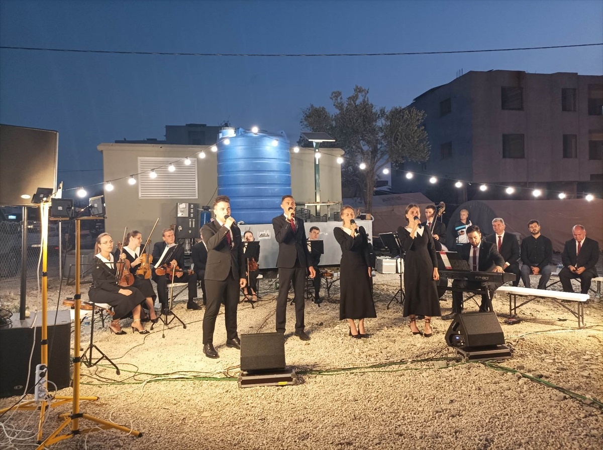 Hatay\'da Rus müzik topluluğundan depremzedelere konser