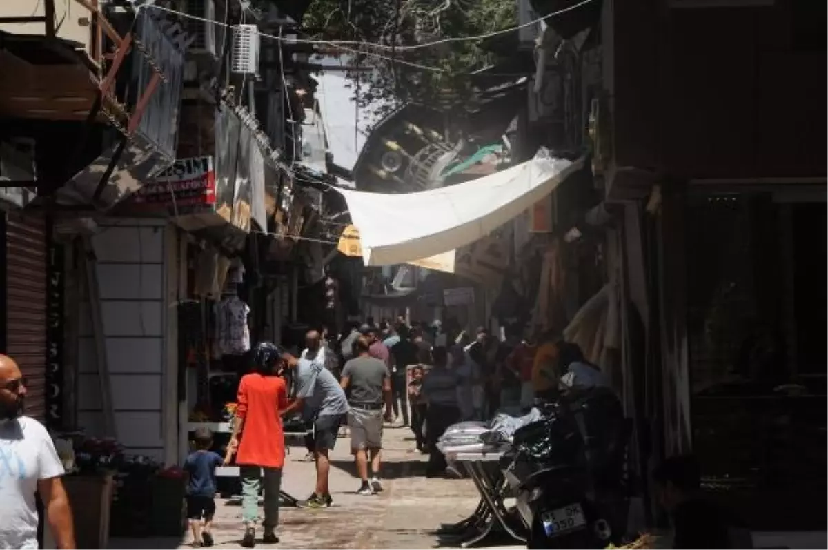 Hatay\'da depremde hasar gören tarihi Uzun Çarşı, bayram alışverişi için yeniden uğrak noktası oldu