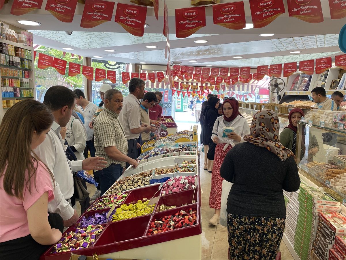Kurban Bayramı arifesinde çarşı ve pazarlarda yoğunluk