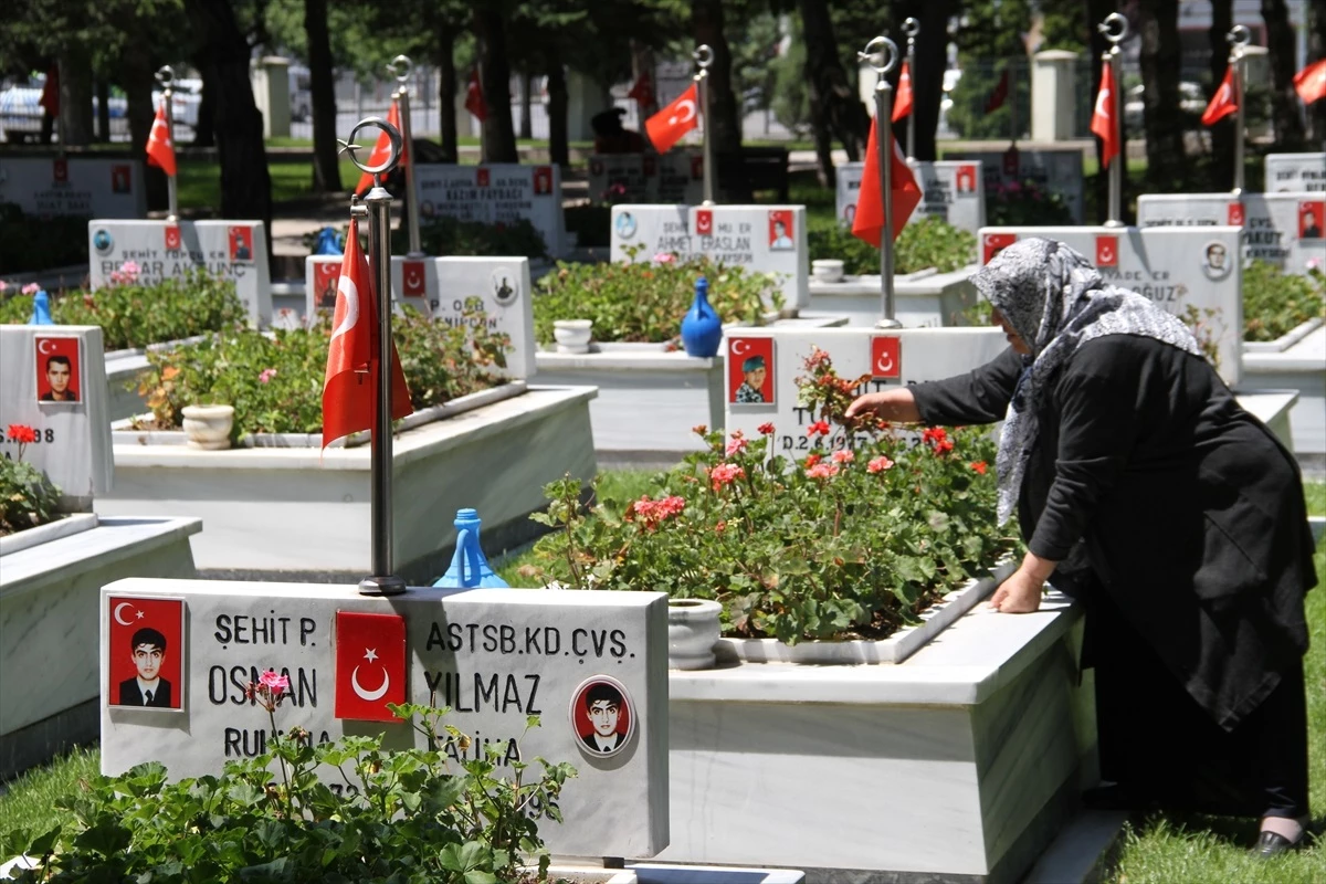 Kurban Bayramı arifesinde Sivas, Niğde, Kayseri, Yozgat ve Kırşehir\'de şehitlik ziyaretleri yapıldı