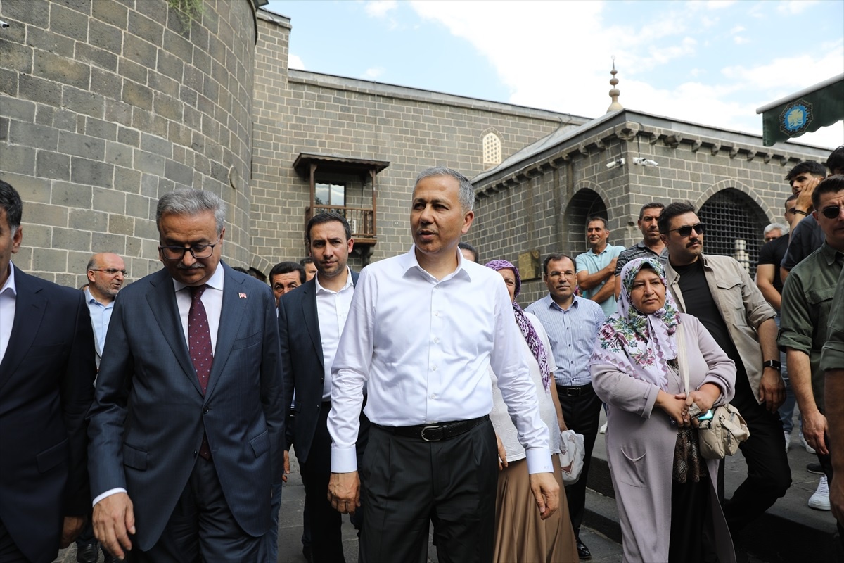 İçişleri Bakanı Ali Yerlikaya, Diyarbakır\'da vatandaşlarla buluştu
