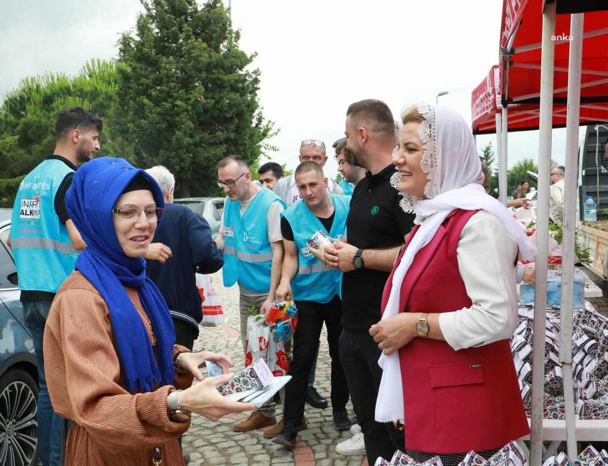 İzmit Belediyesi, Kurban Bayramı arifesinde mezarlıkları ziyaret eden vatandaşlara destek oldu
