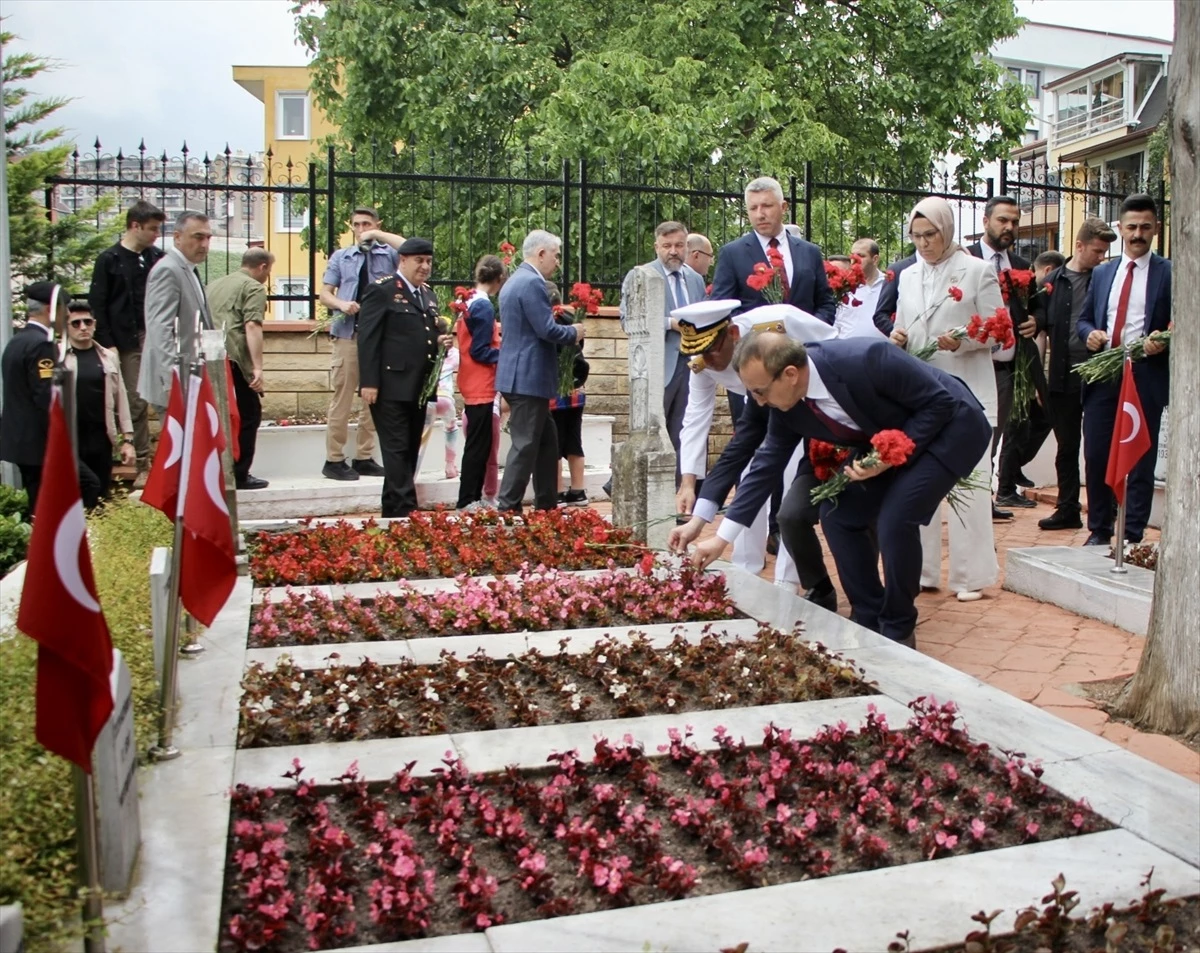 Kurban Bayramı öncesi Karabük, Kocaeli ve Düzce\'de şehitlik ve mezarlık ziyaretleri yapıldı