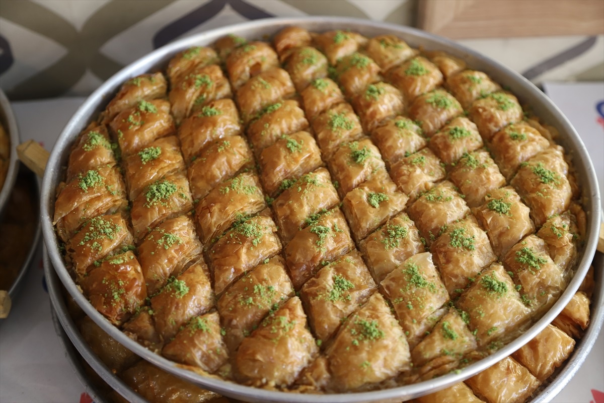 Kars ve Ağrı\'da Tatlıcılar Bayram Siparişlerini Yetiştirmek İçin Mesai Yapıyor
