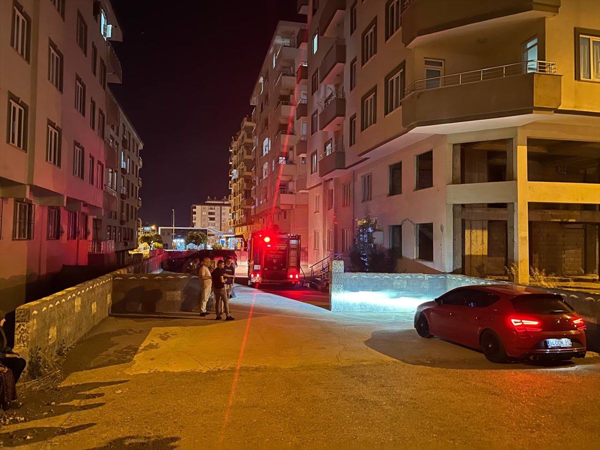 Kilis\'te 6. kattaki evin balkonunda çıkan yangın hasara yol açtı
