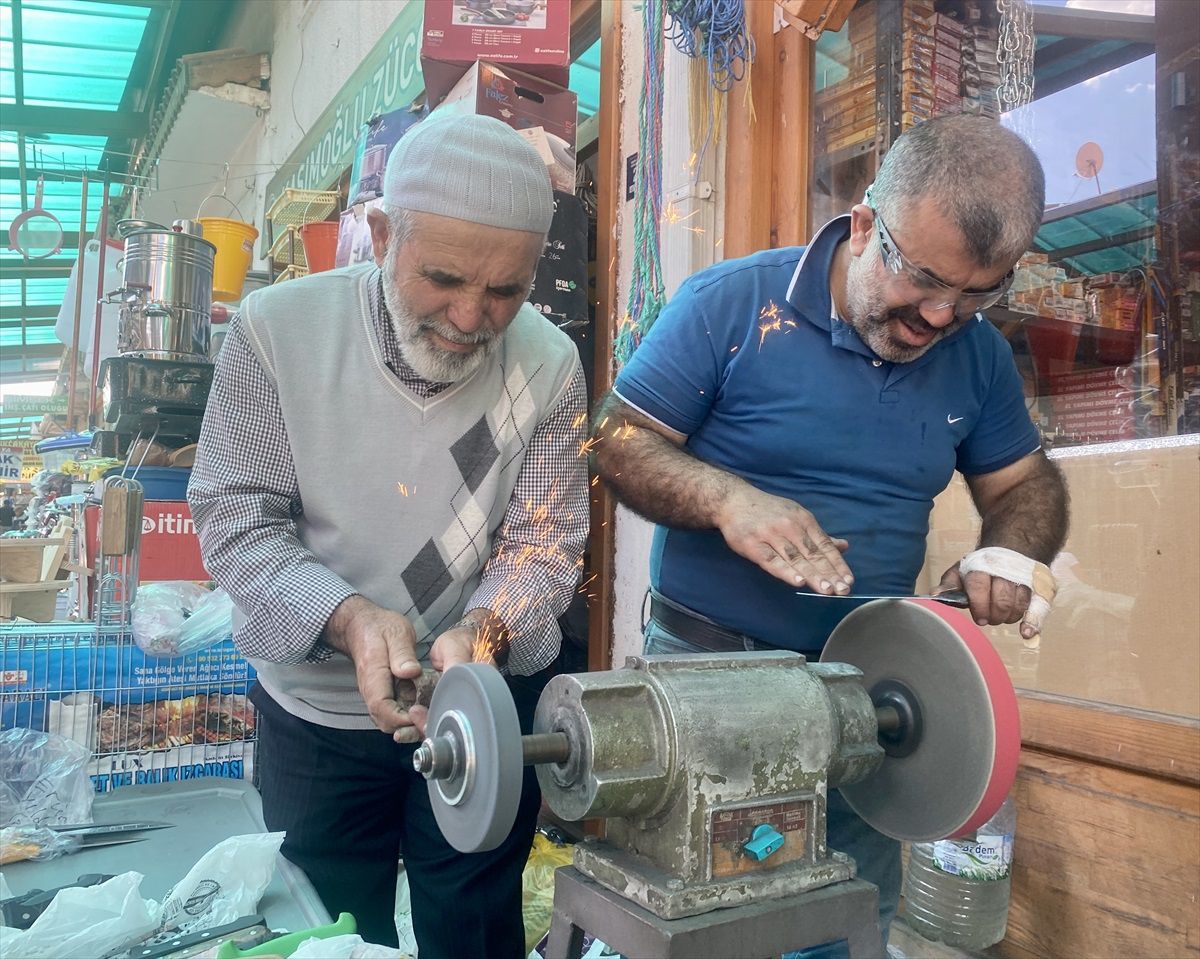 Kırşehir\'de bıçak ustası baba-oğul yoğun mesai yapıyor