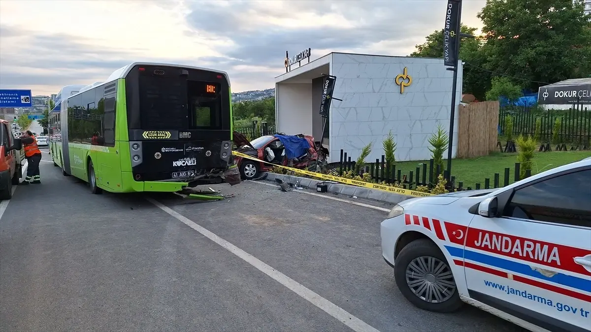 Kocaeli\'de Belediye Otobüsü ile Kaza: 3 Kişi Hayatını Kaybetti