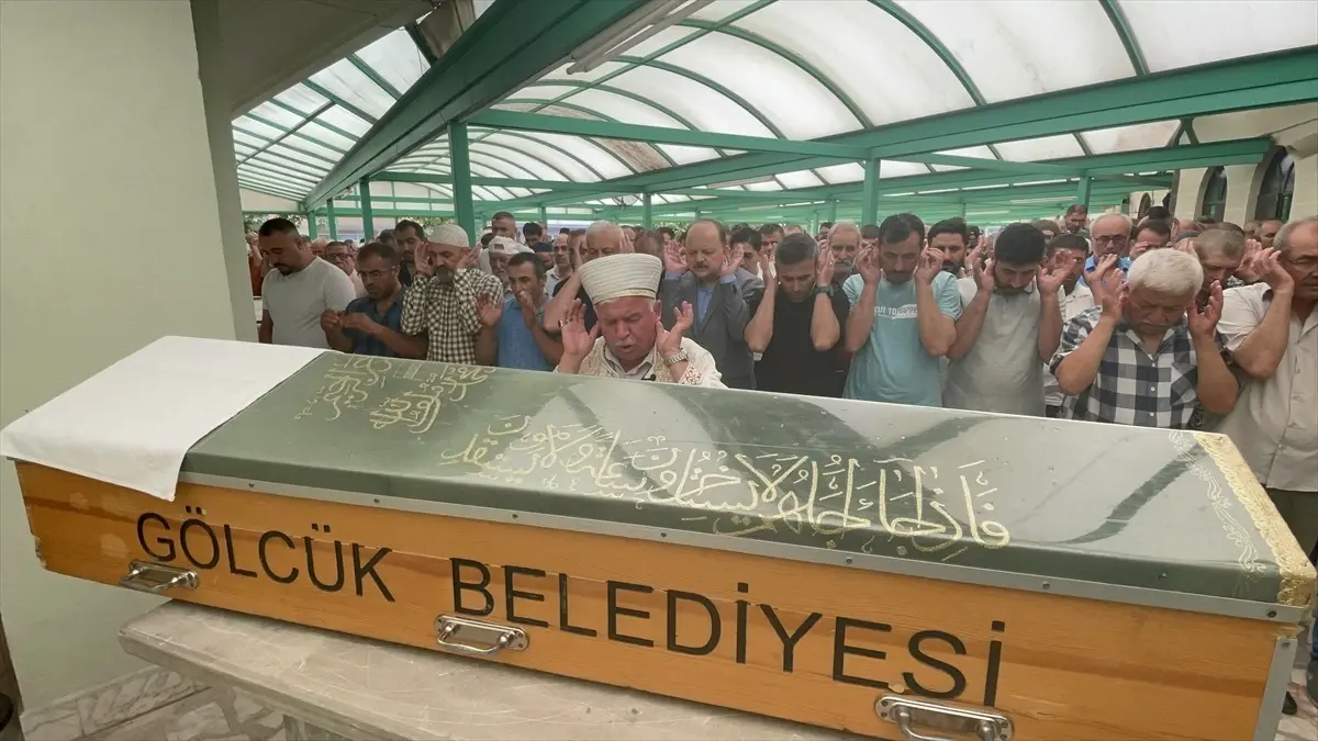 Kocaeli\'de evin tavanı çöktü, çocuk hayatını kaybetti