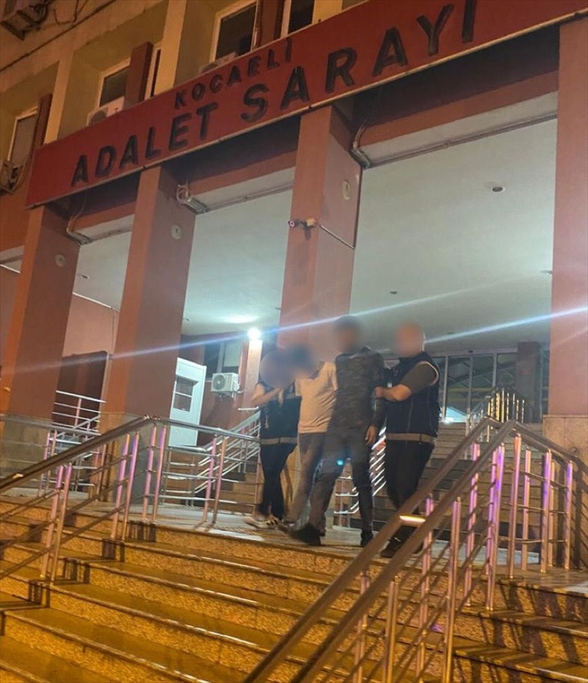 Kocaeli\'de 3 düzensiz göçmen yakalandı, 2 şüpheli tutuklandı
