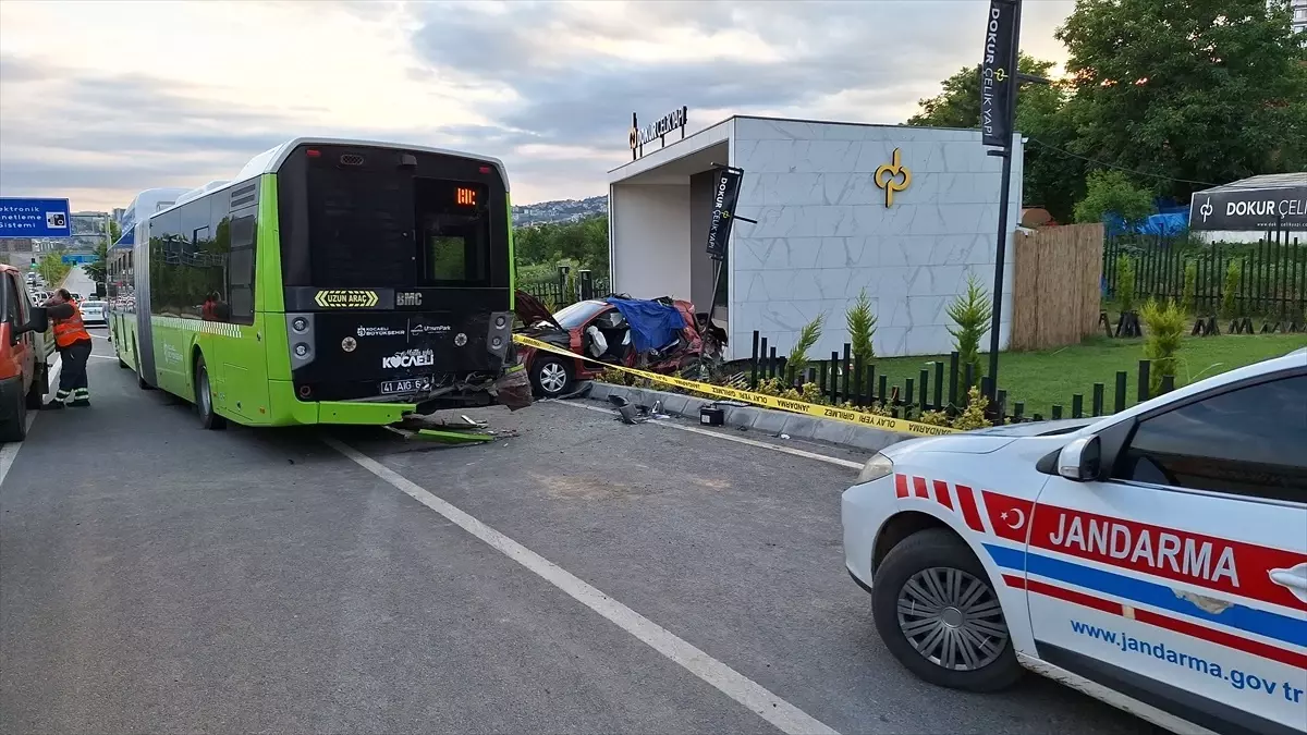 İzmit\'teki trafik kazasında hayatını kaybeden 3 kişinin cenazesi defnedildi