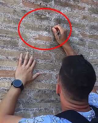 Kolezyum'a adını kazıyan turist aranıyor Kolezyum'a adını kazıyan turist aranıyor
