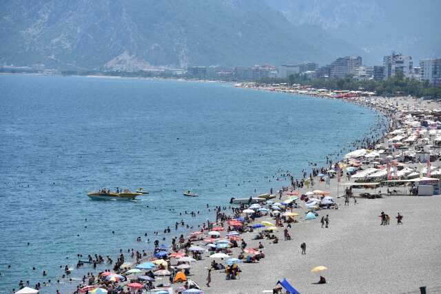 Konyaaltı Sahili'ne gelen turistler kalabalık karşısında şaşkına düştü: Kendimi Hindistan'da gibi hissediyorum Konyaaltı Sahili'ne gelen turistler kalabalık karşısında şaşkına düştü: Kendimi Hindistan'da gibi hissediyorum