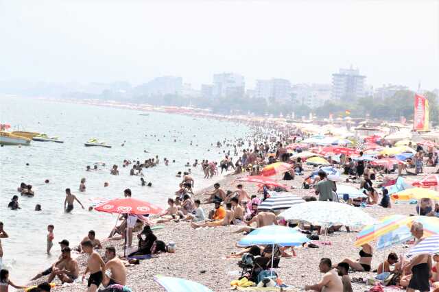 Konyaaltı Sahili'ne gelen turistler kalabalık karşısında şaşkına düştü: Kendimi Hindistan'da gibi hissediyorum Konyaaltı Sahili'ne gelen turistler kalabalık karşısında şaşkına düştü: Kendimi Hindistan'da gibi hissediyorum
