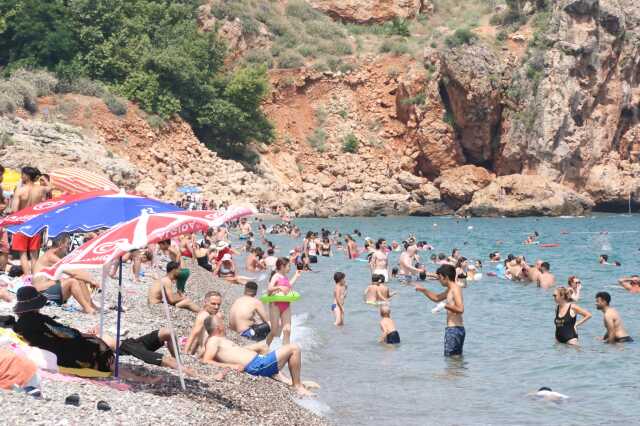 Konyaaltı Sahili'ne gelen turistler kalabalık karşısında şaşkına düştü: Kendimi Hindistan'da gibi hissediyorum Konyaaltı Sahili'ne gelen turistler kalabalık karşısında şaşkına düştü: Kendimi Hindistan'da gibi hissediyorum
