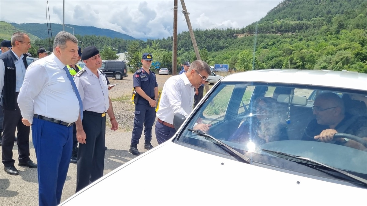Vali Gürel trafik denetiminde bulundu, vatandaşlara lokum ikram edildi