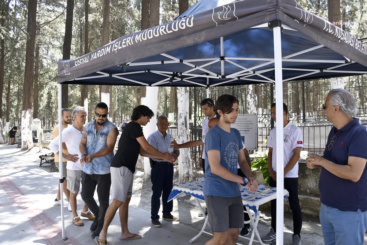 Kuşadası Belediyesi, Kurban Bayramı\'nda mezarlık ziyaretlerine ücretsiz ulaşım sağladı
