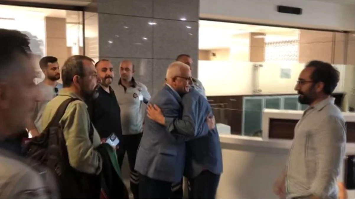 Yeşil Sol Parti İstanbul Milletvekili Sırrı Süreyya Önder ve CHP İstanbul Milletvekili Enis Berberoğlu tutuklanan gazeteciye destek verdi