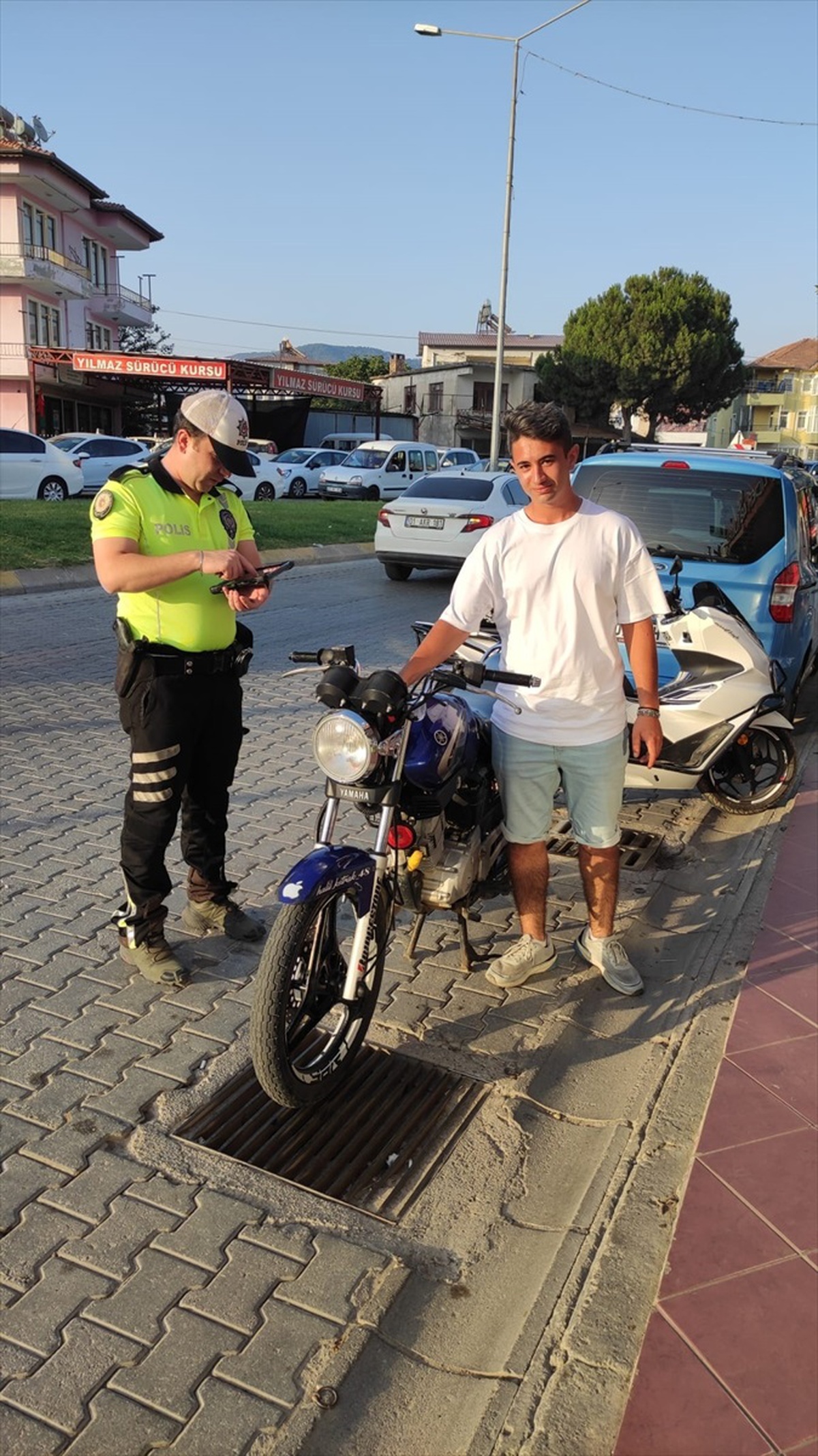 Motosiklette yatarak seyreden sürücüye 7 bin 558 lira ceza