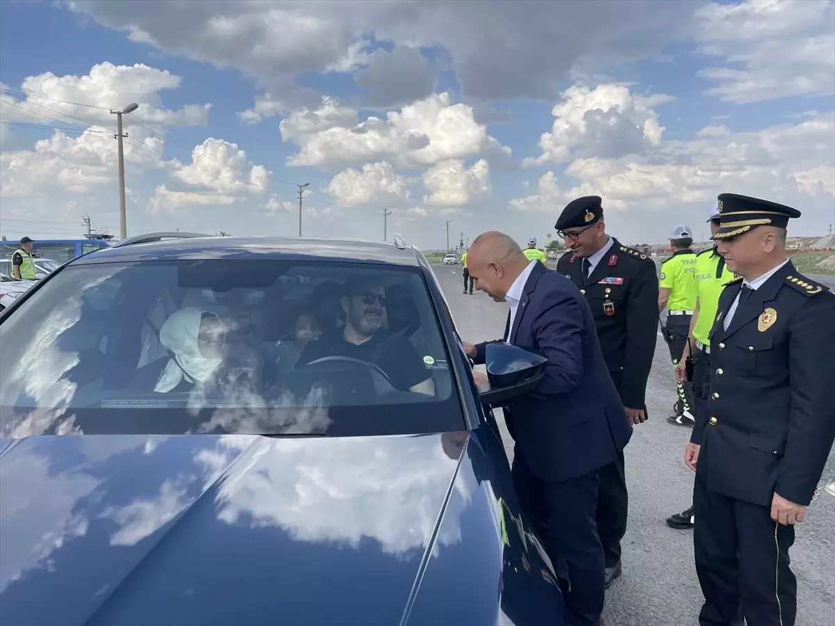 Niğde Valisi Mustafa Koç, sürücülere şeker ikram ederek trafik kurallarına uymaları konusunda uyardı